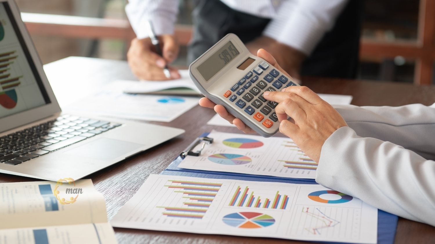 Gánh nặng tài chính và áp lực vận hành cho thấy lợi ích khi thuê dịch vụ kế toán cho doanh nghiệp nhỏ năm 2026