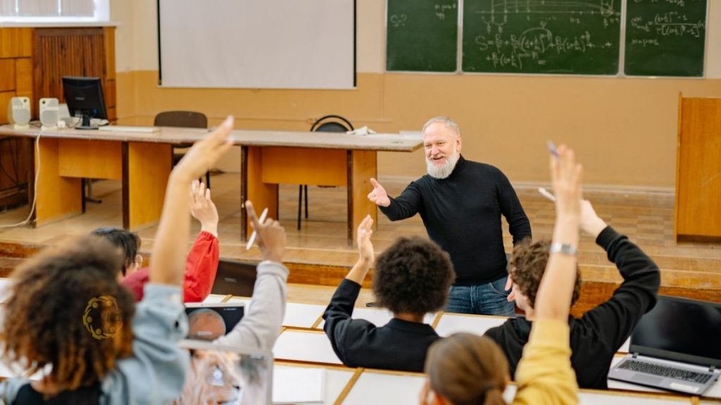 Tiền dạy tăng giờ tính thuế TNCN trong tháng nhận hay phân bổ