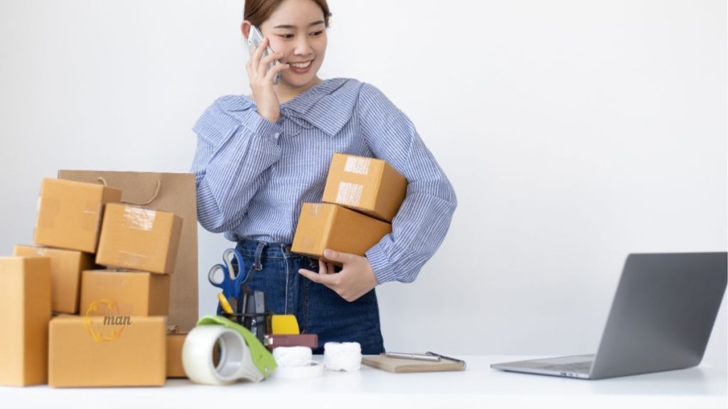 Kế toán bán hàng kiểm tra hóa đơn và quản lý doanh thu trong doanh nghiệp