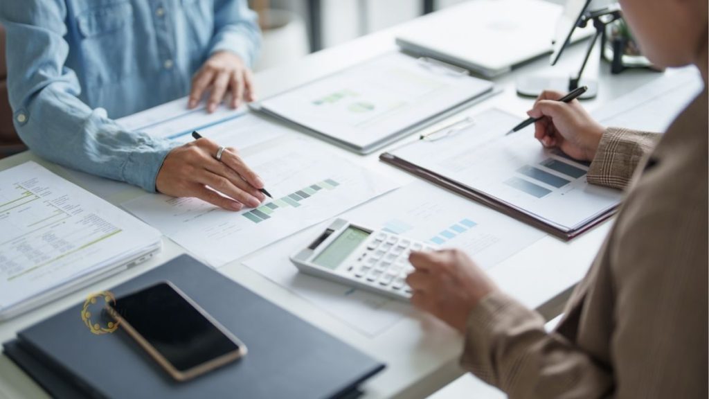 Tiết kệm chi phí với giải pháp thuê kế toán ngoài